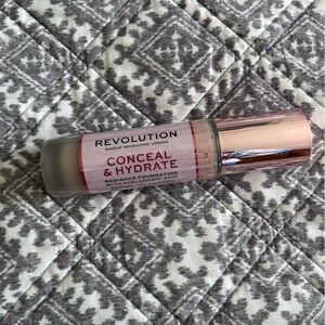 Revolution Conceal & Hydrate Radiance Foundation with Hylaronic Acid F1
